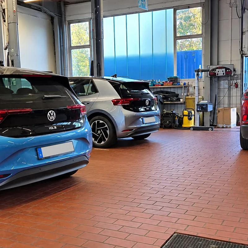 Werkstatt von Autohaus Rheims mit Hebebühnen
